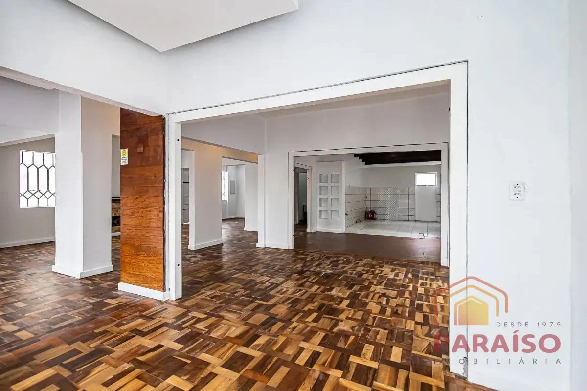 Деревянный пол или ламинат и 4 спальни: дом 165 м² — photo 25
