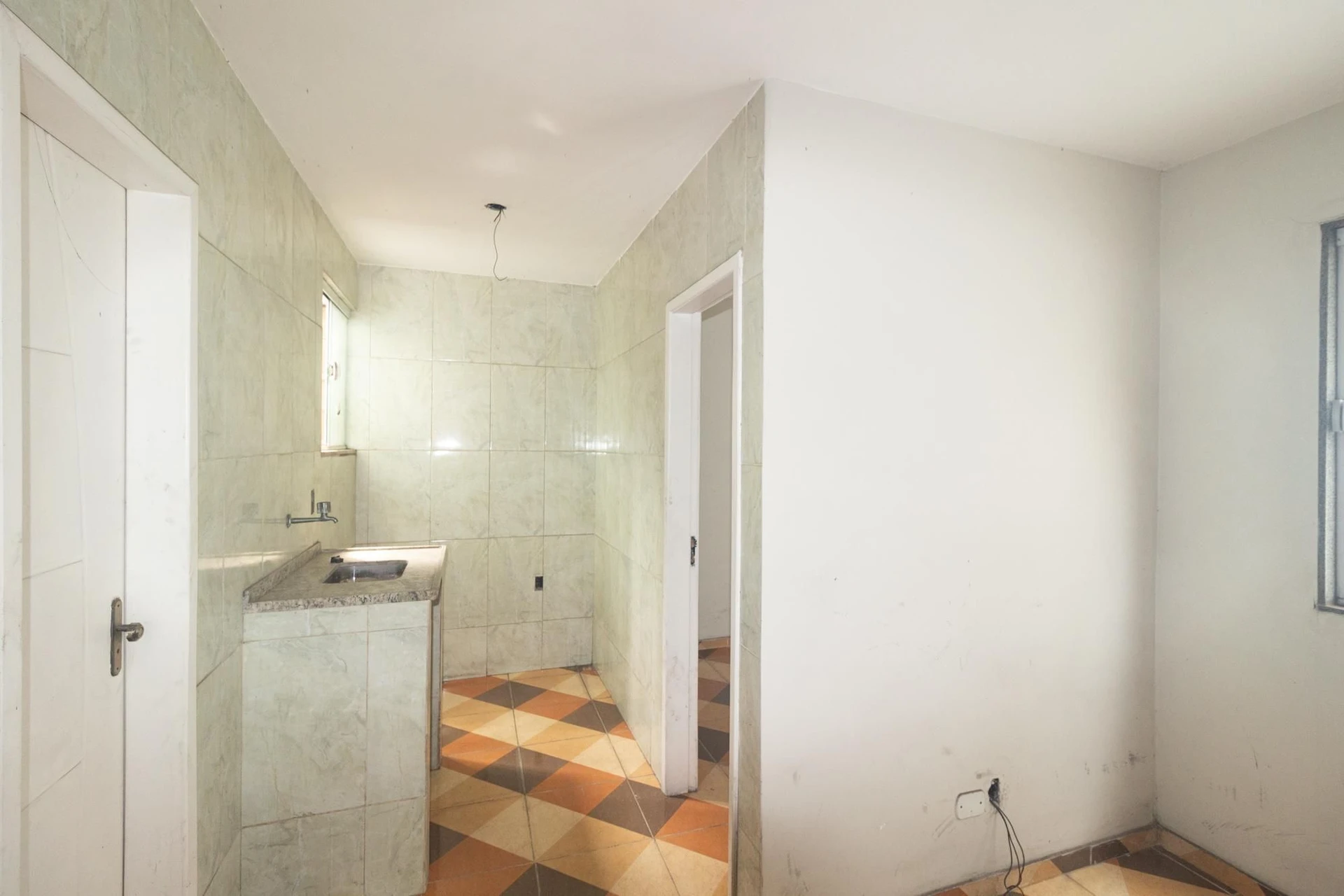 1-bedroom apartment with a closed kitchen and 1 bathroom