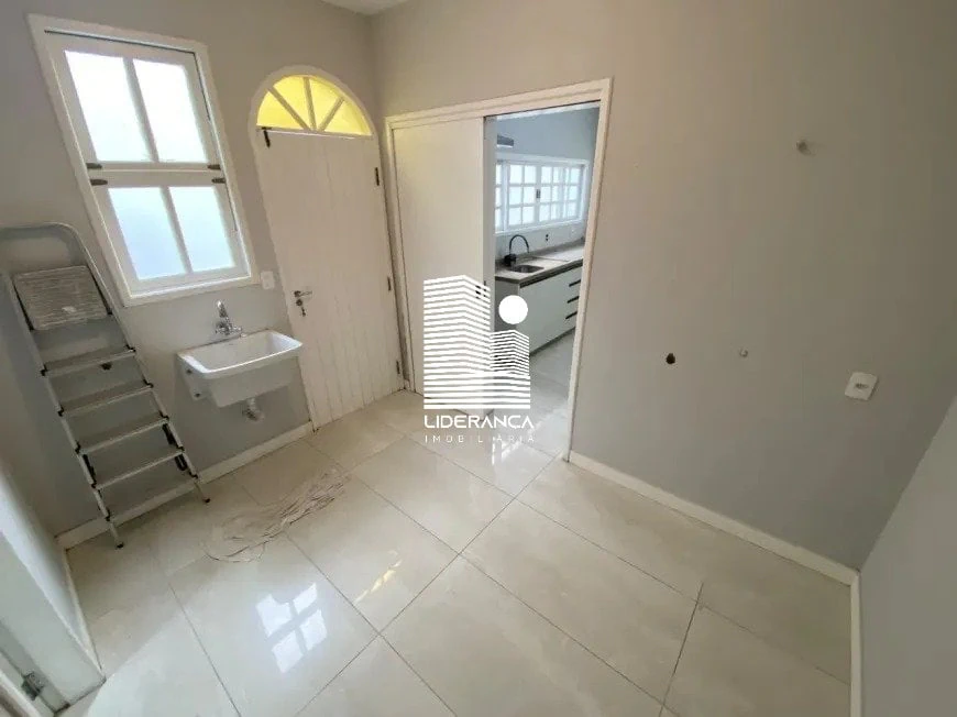 4-bedroom house with private garden and BBQ area — photo 4
