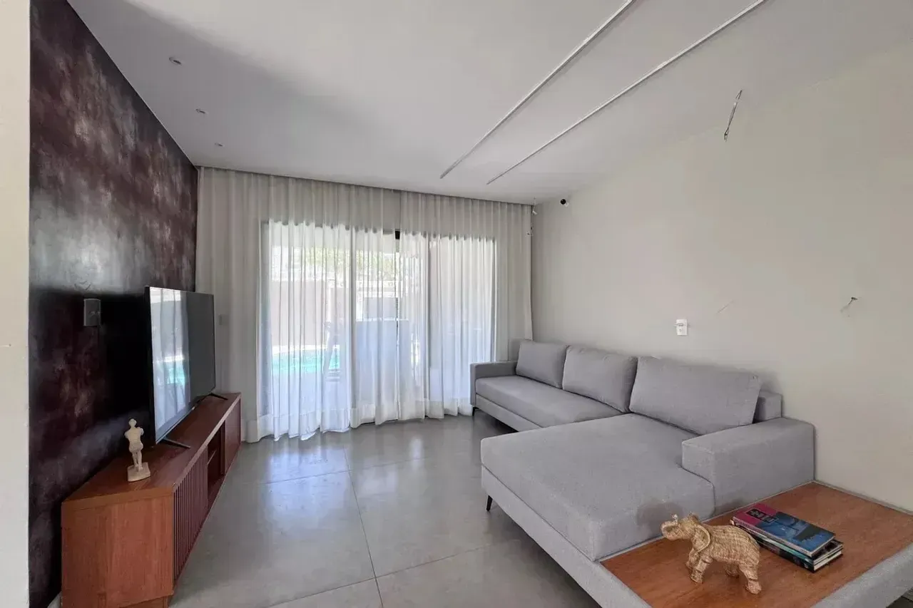 Casa de 4 dormitorios con ventanales de piso a techo — photo 7