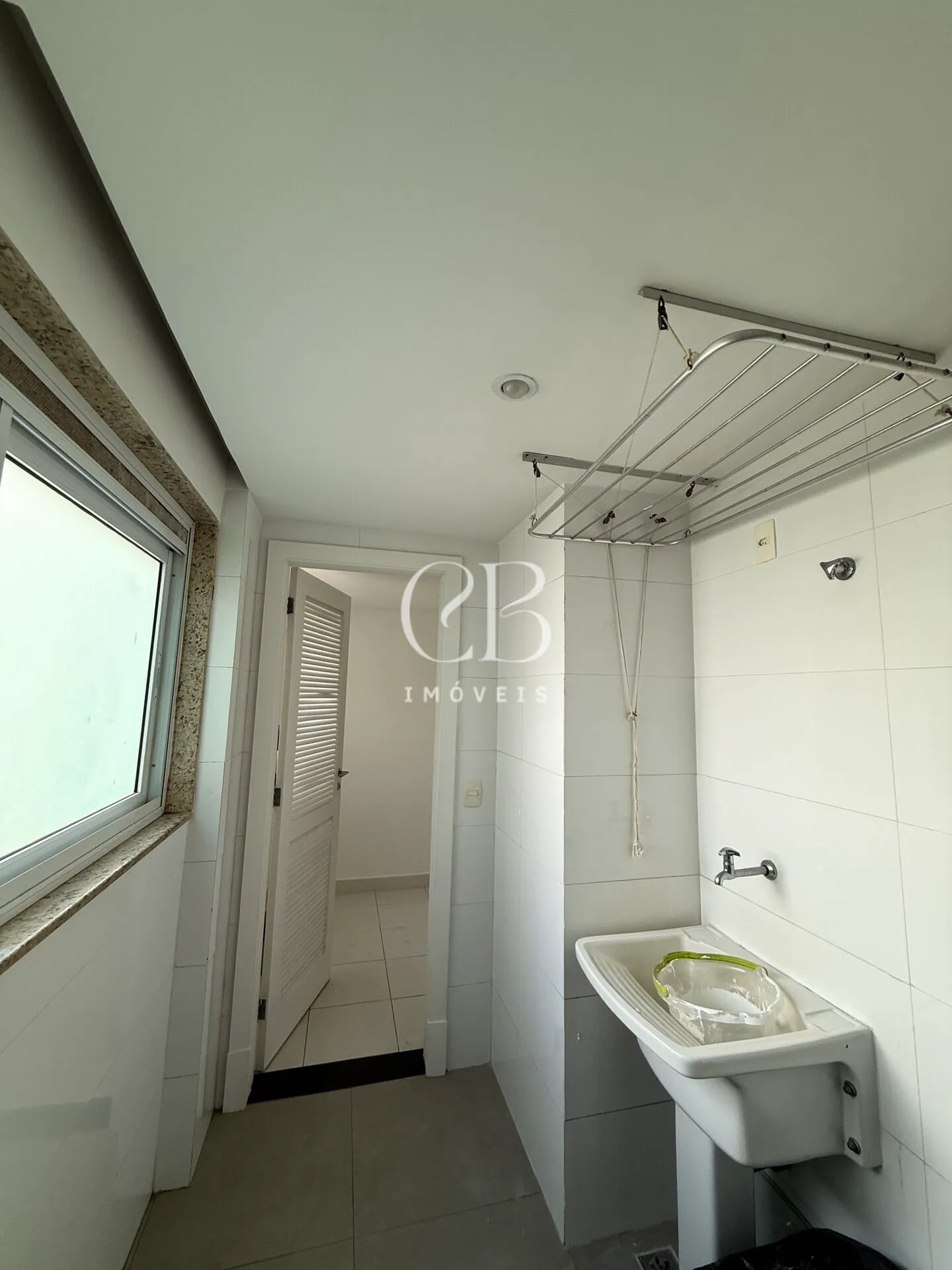 Apartment with 4 bedrooms and a balcony in great condition — photo 40