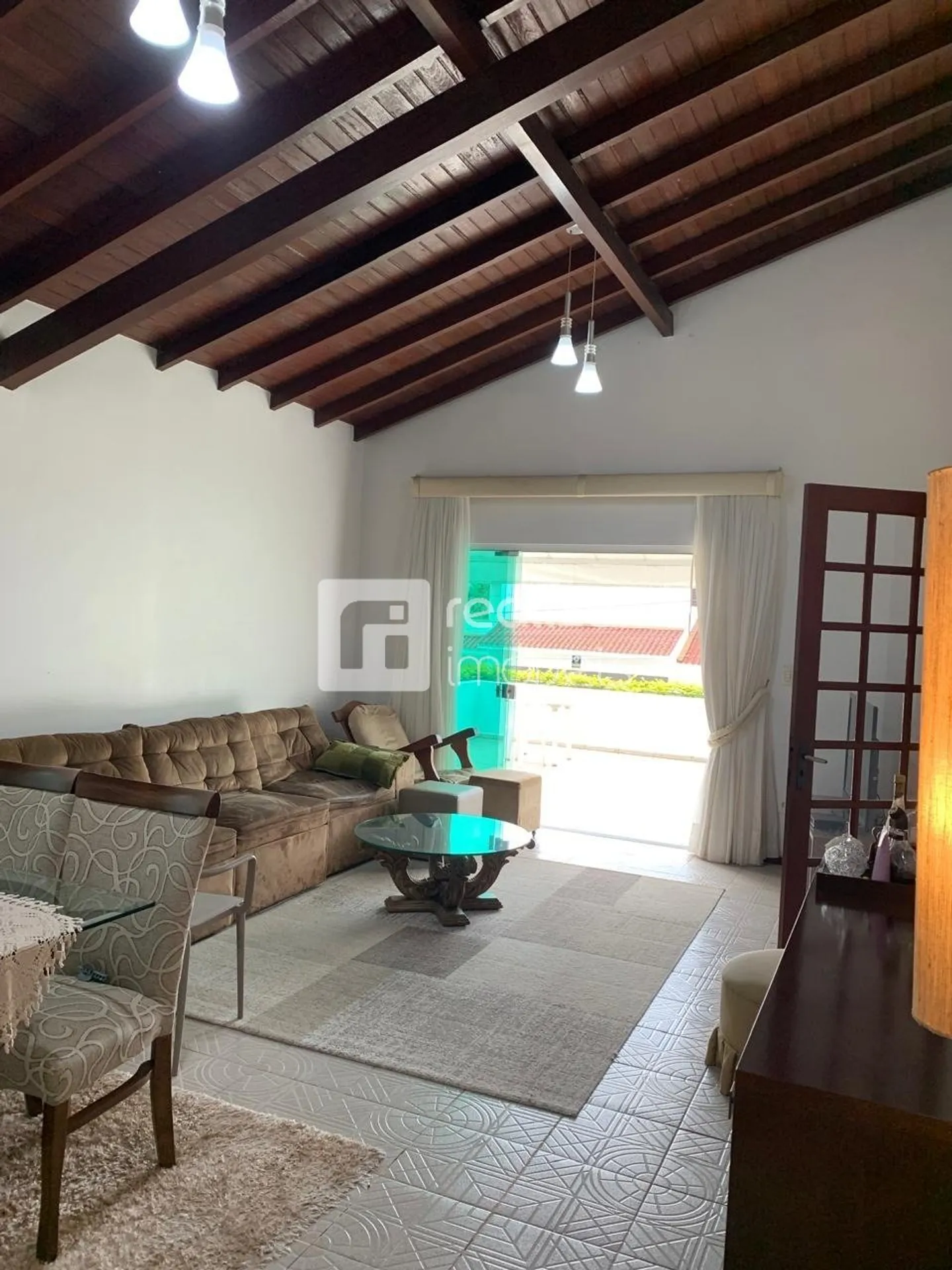 Дом на 4 спальни с частным садом