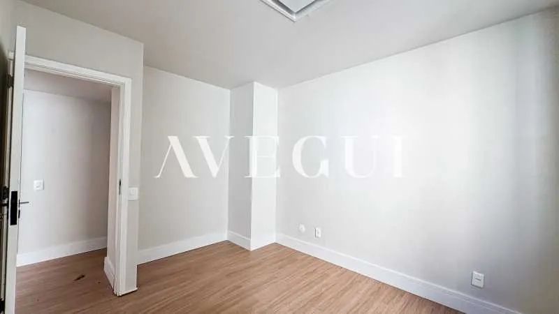Unfurnished apartment with 4 bedrooms and tall windows — photo 21