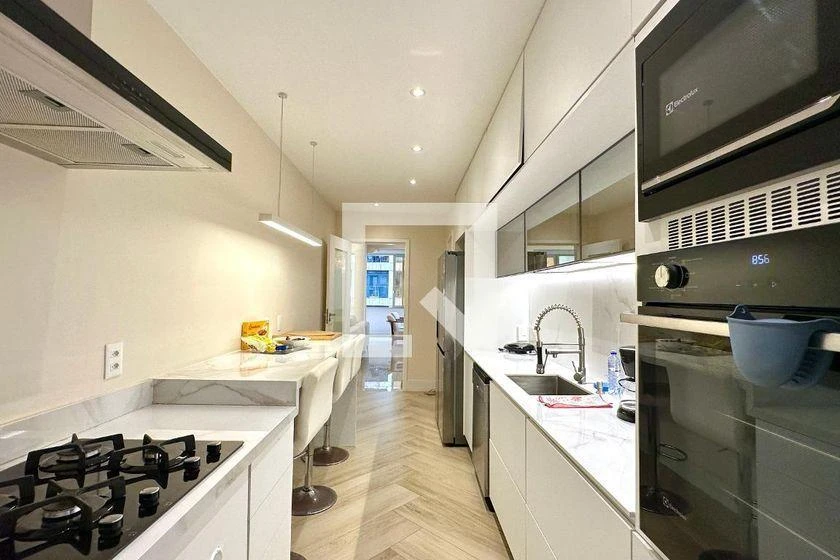 Furnished 220 m² apartment with 4 bedrooms and a suite — photo 20