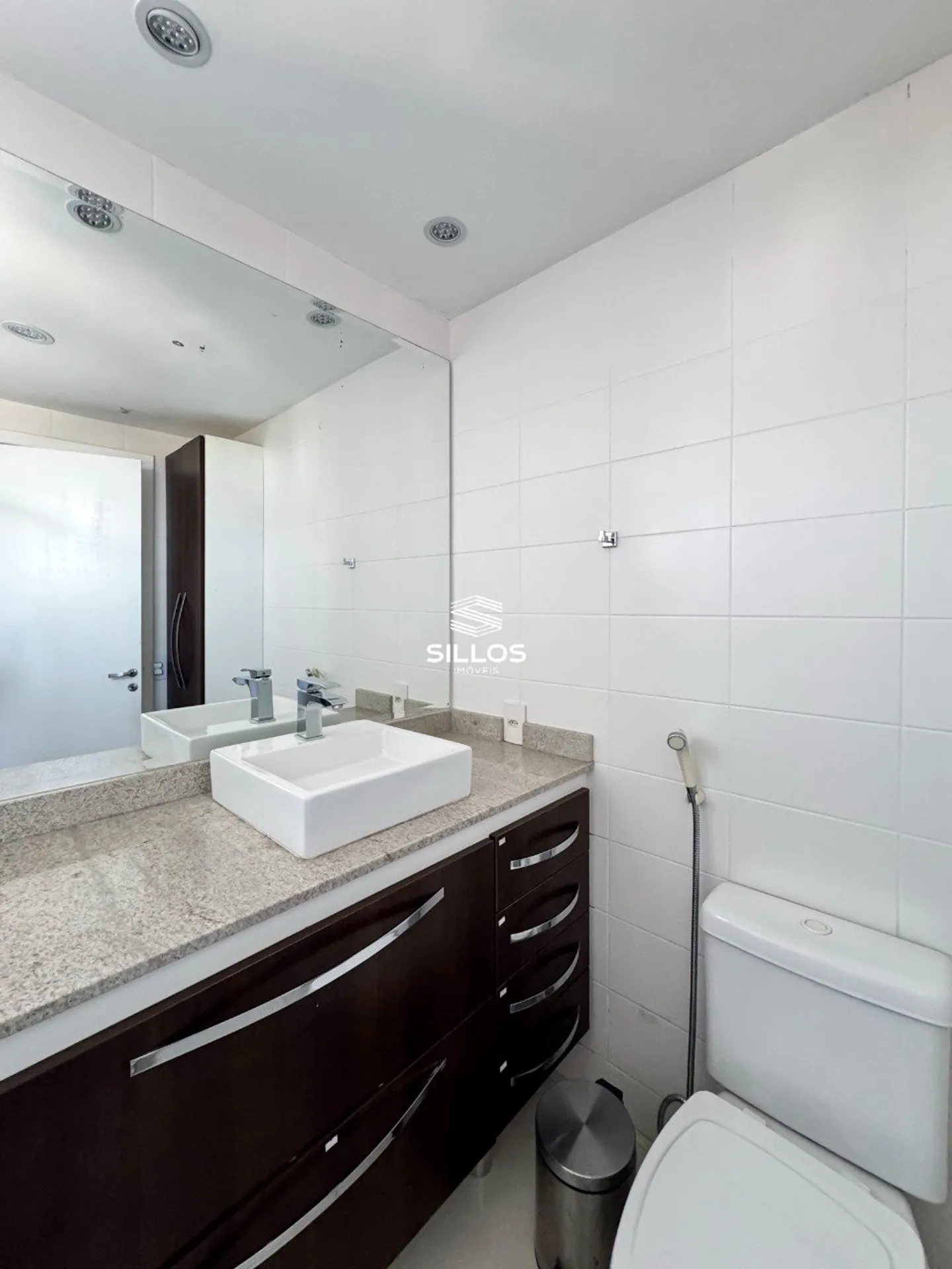 3-bedroom apartment with a bathtub in Curitiba — photo 38