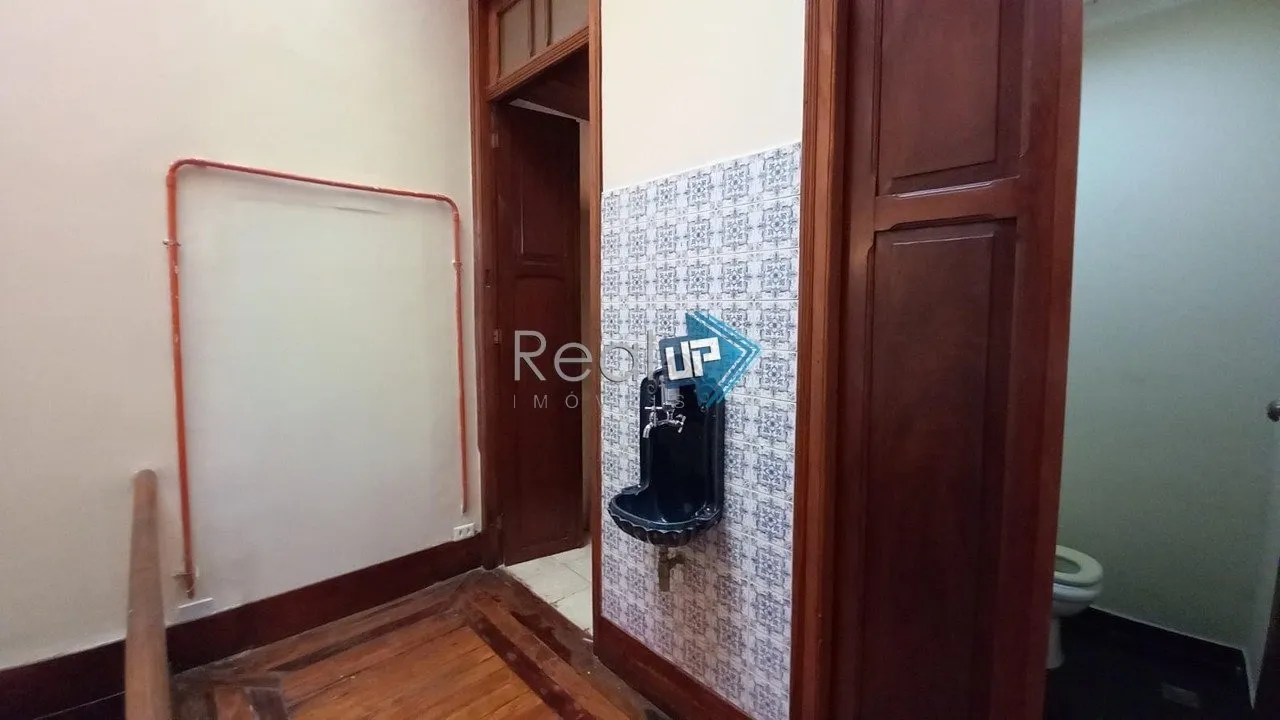 Colonial-style house with 3 bedrooms and a balcony — photo 31