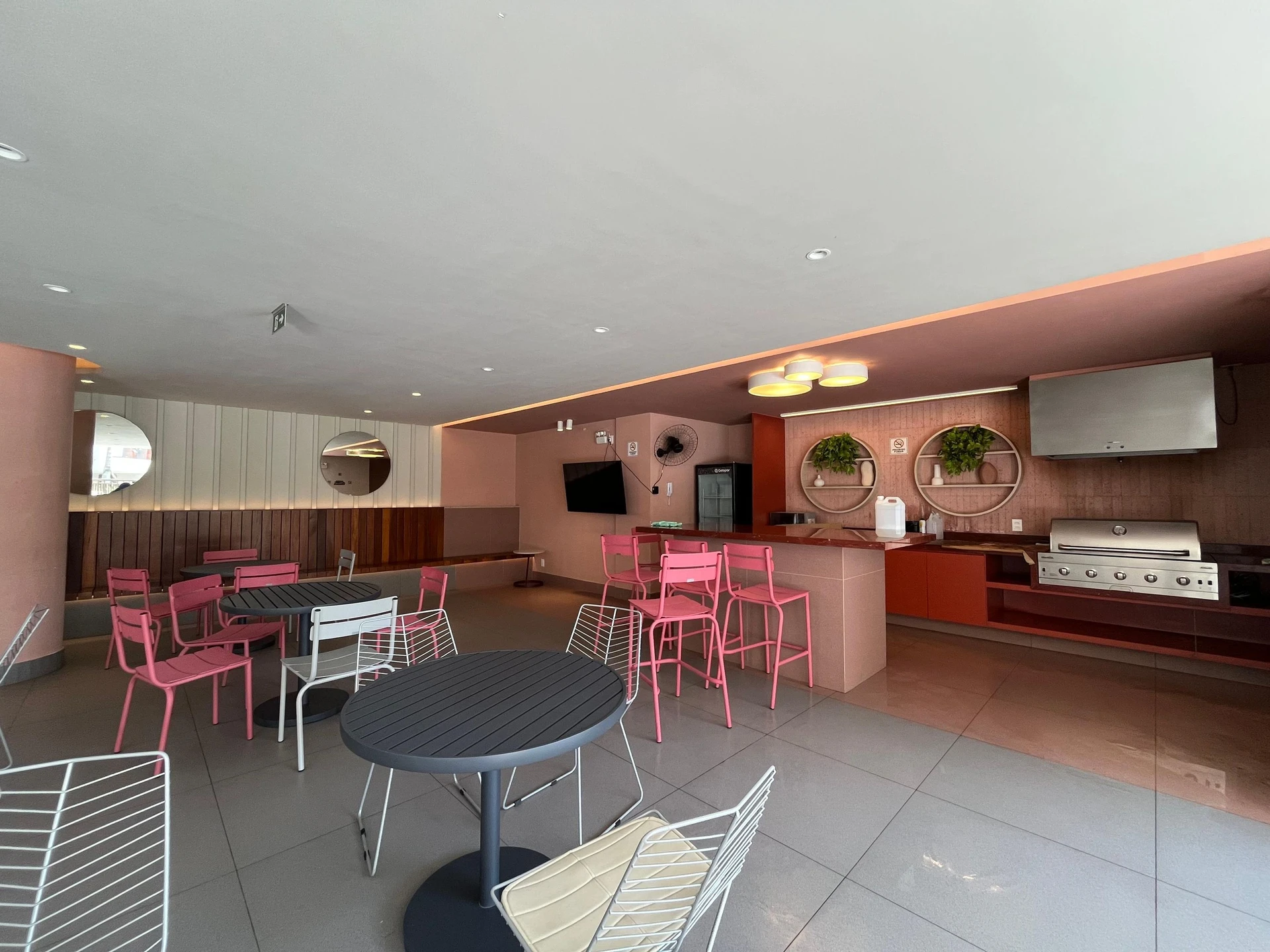 Furnished apartment, 89 m², with a glass-enclosed balcony — photo 53