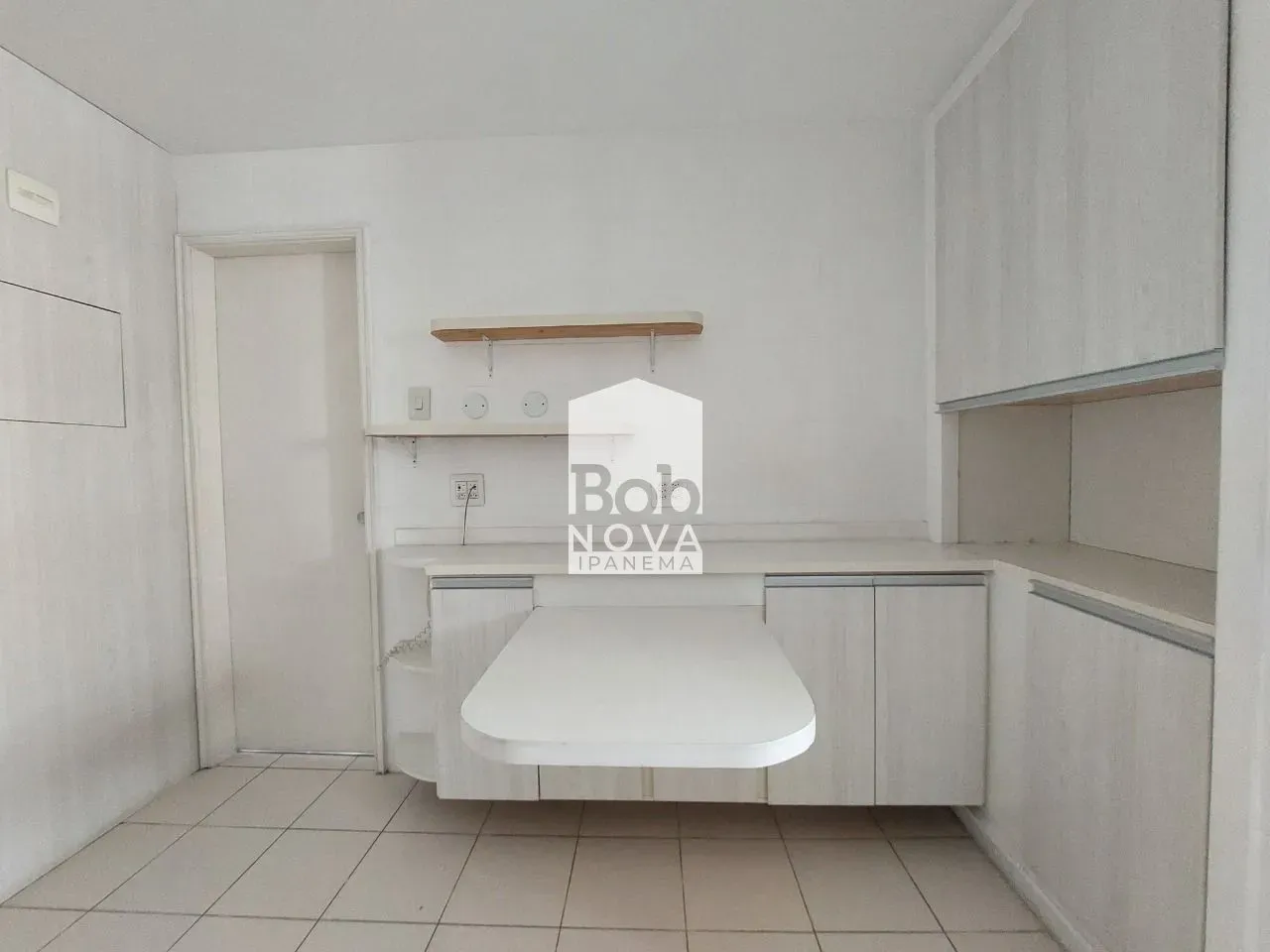 Unfurnished 161 m² apartment with a closed kitchen — photo 14