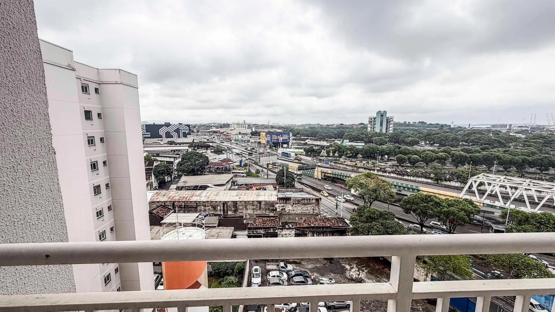 Glass-enclosed balcony in a one-bedroom apartment, 32 m² — photo 19