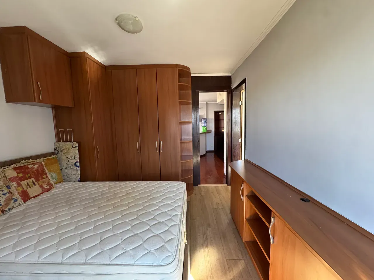 Furnished 1-bedroom apartment with glassed-in balcony — photo 7
