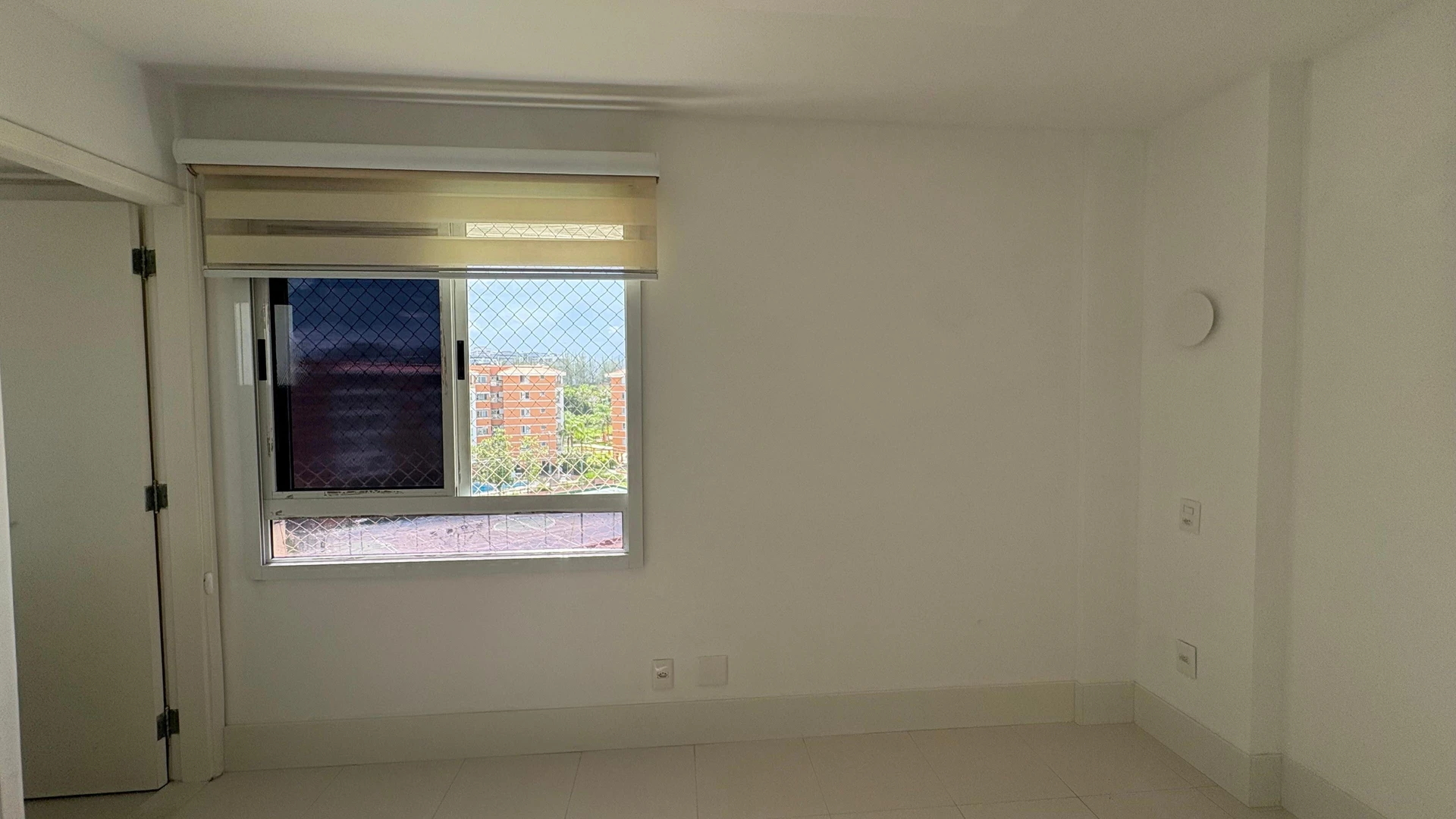 3-bedroom apartment with a glass-enclosed balcony — photo 24