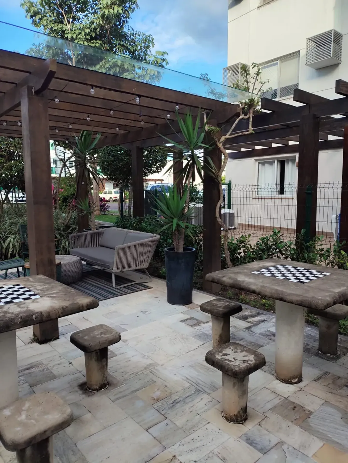 Furnished 2-bedroom apartment with private BBQ — photo 11
