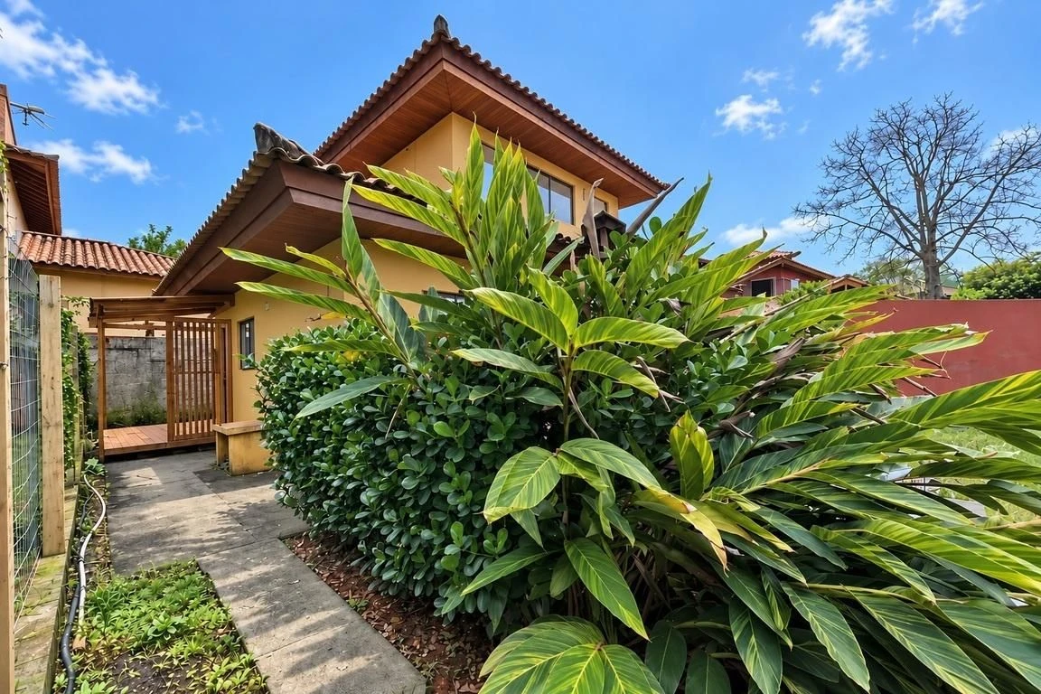 Balcony with a grill in a 2-bedroom house, 130 m² — photo 12