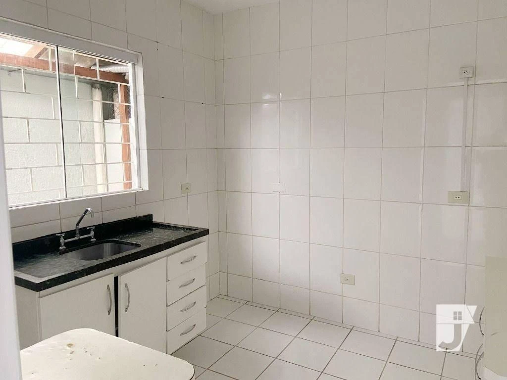 Casa de 130 m² com banheira e varanda envidraçada