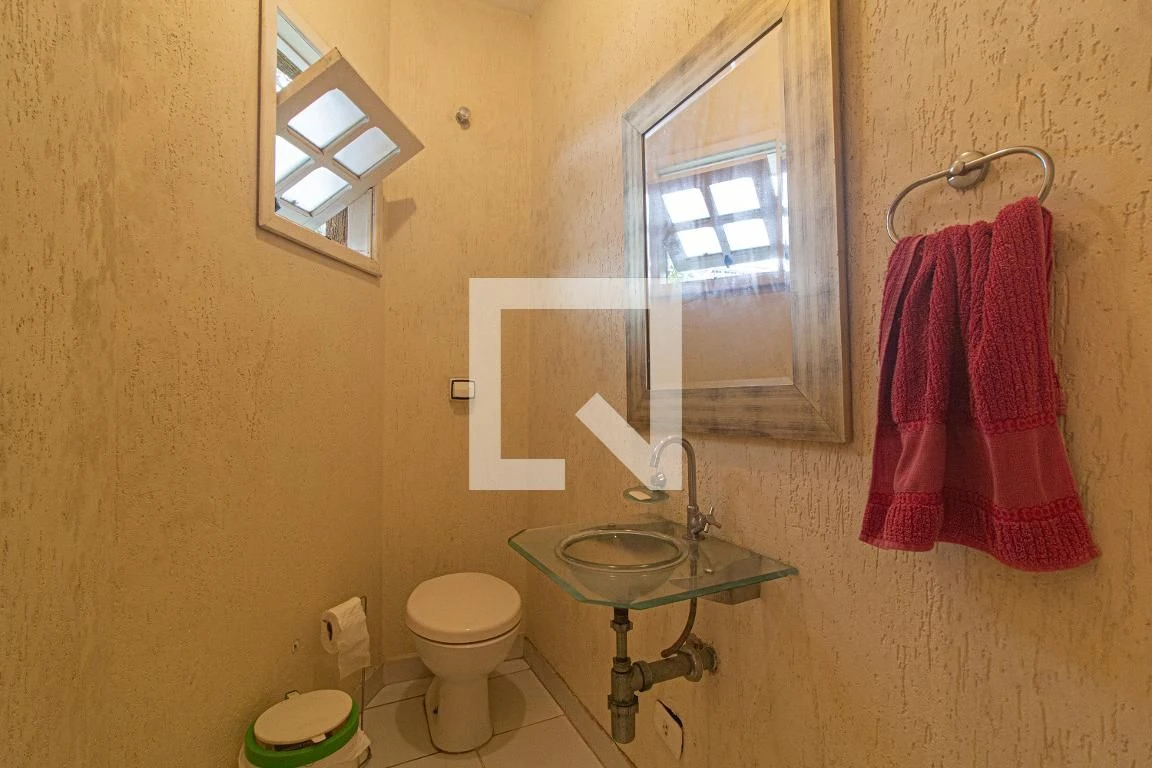 3-bedroom house with a walk-in closet in Curitiba — photo 50