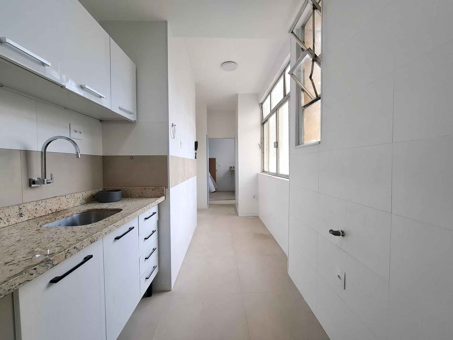 One-bedroom apartment with wood or laminate floors — photo 3