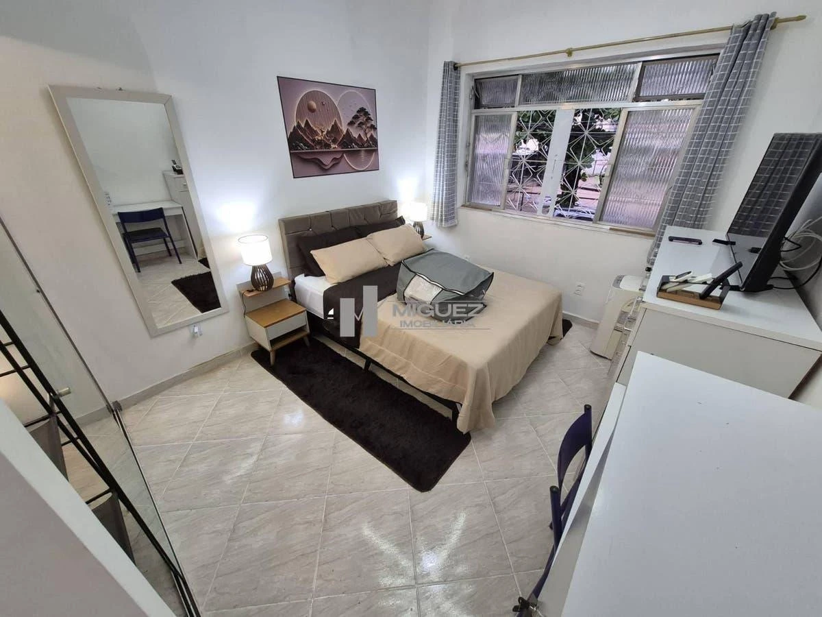 Walk-in closet in a 2-bedroom apartment, 75 m²