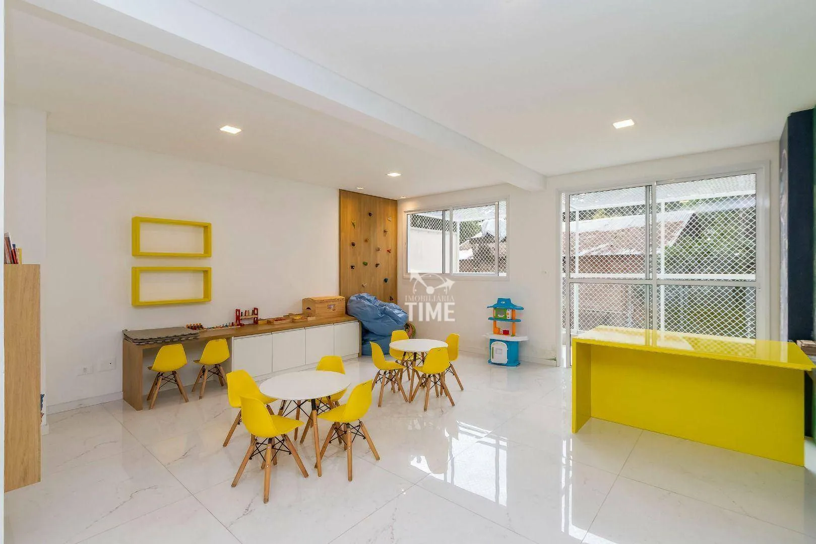Balcony with a grill in a 3-bedroom apartment, 107 m² — photo 62