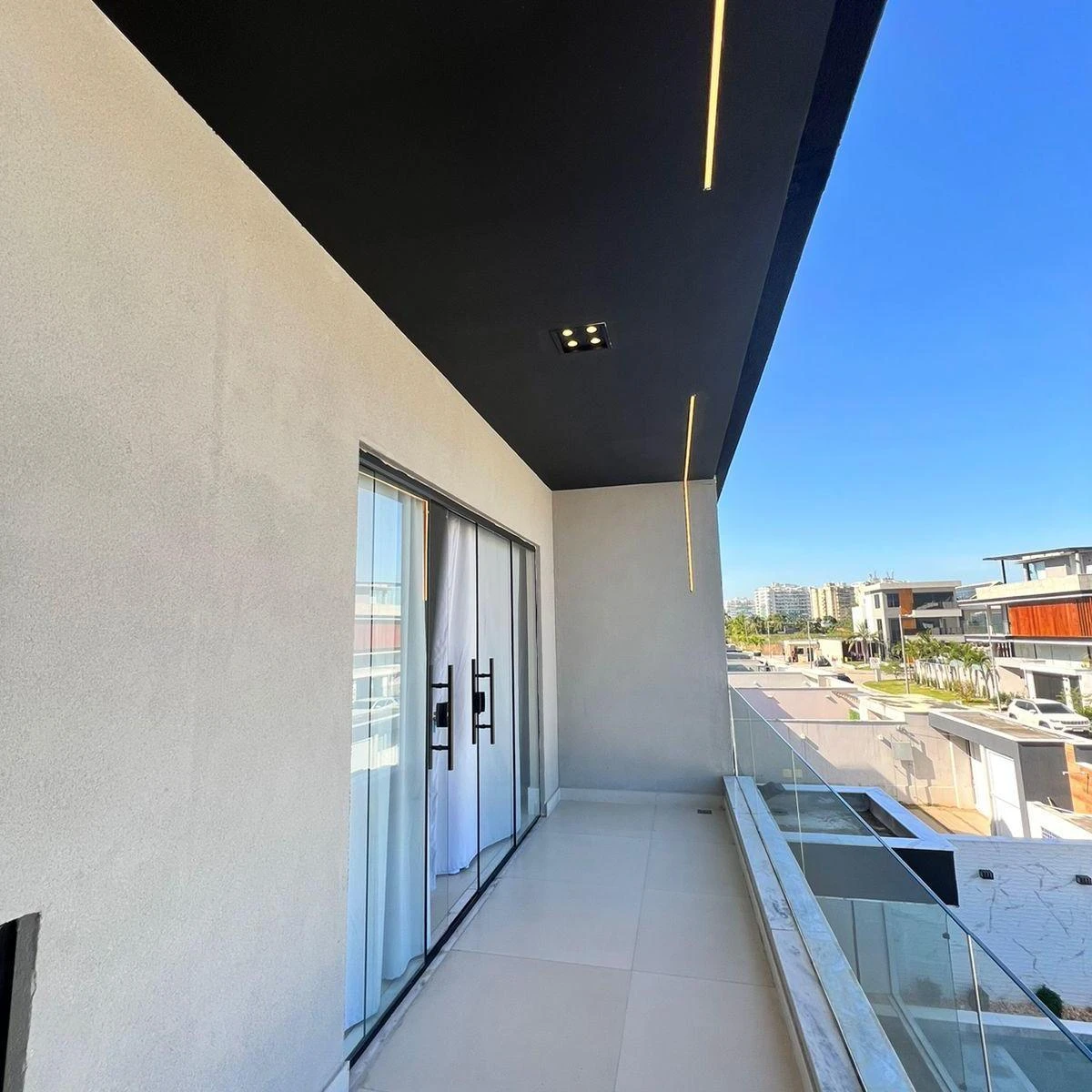 600 m² house with 4 en-suite bedrooms and 3 parking spots — photo 26