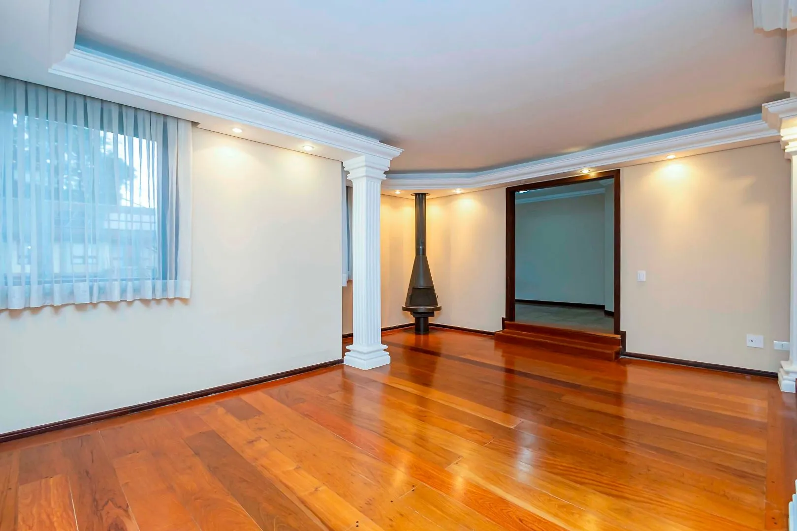 Rental house with 4 bedrooms and 5 bathrooms across 550 m² — photo 16