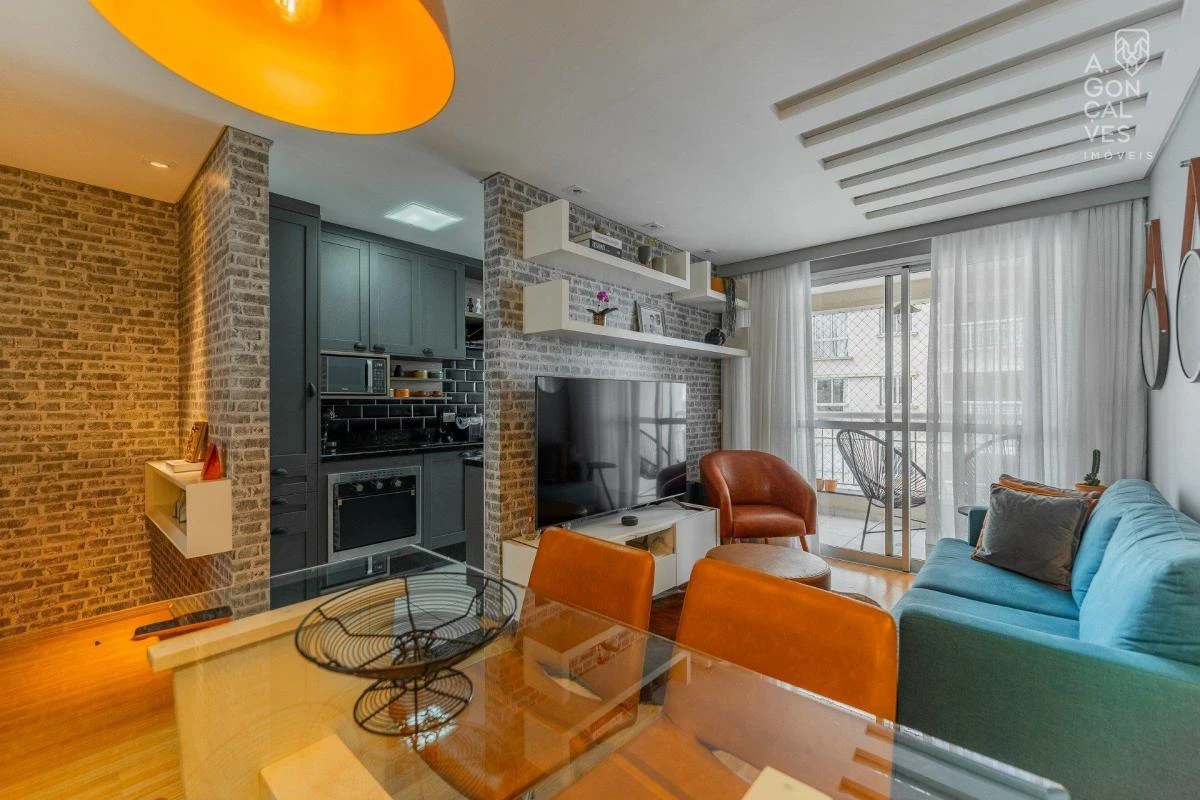 Wood or laminate floors in a 2-bedroom apartment, 60 m² — photo 16