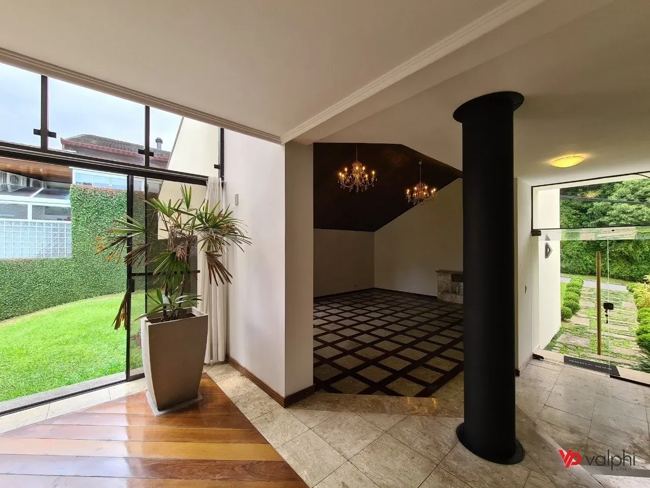 Condo house with 3 en-suite bedrooms and private garden — photo 24