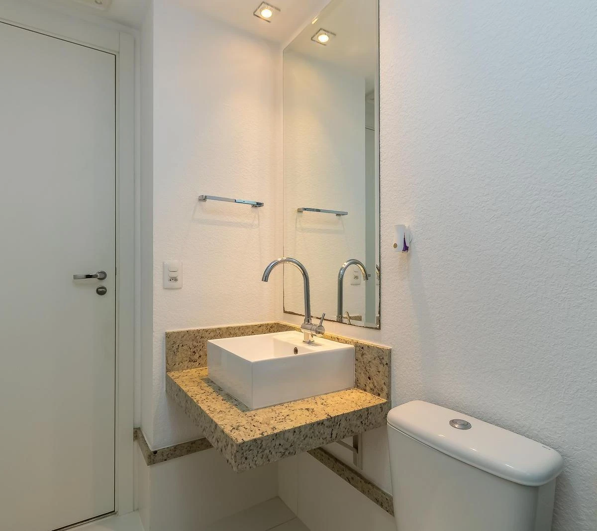Квартира 71 м² с застеклённым балконом и панорамными окнами — photo 7