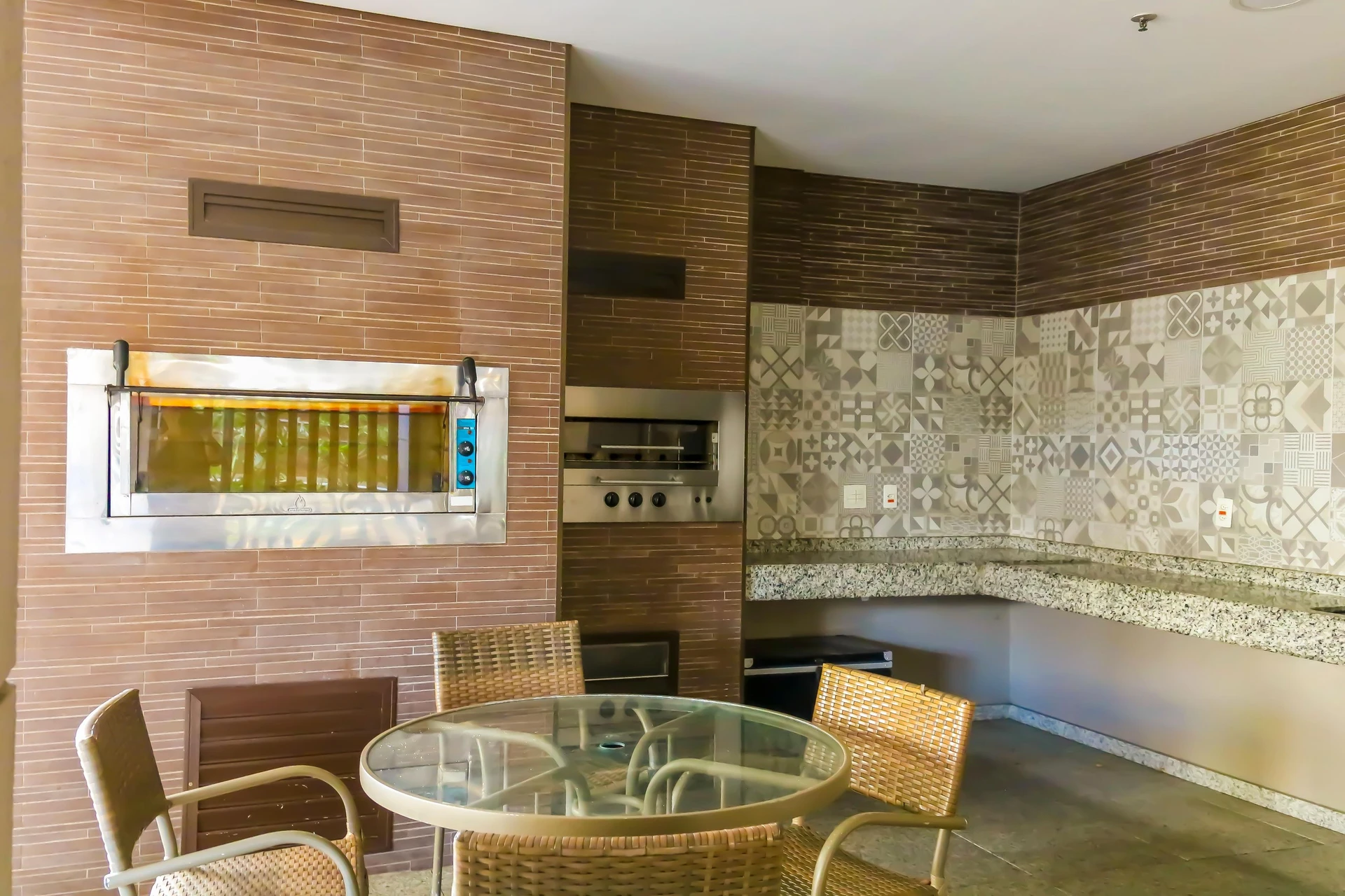 Balcony with a grill in a 2-bedroom apartment, 60 m² — photo 31
