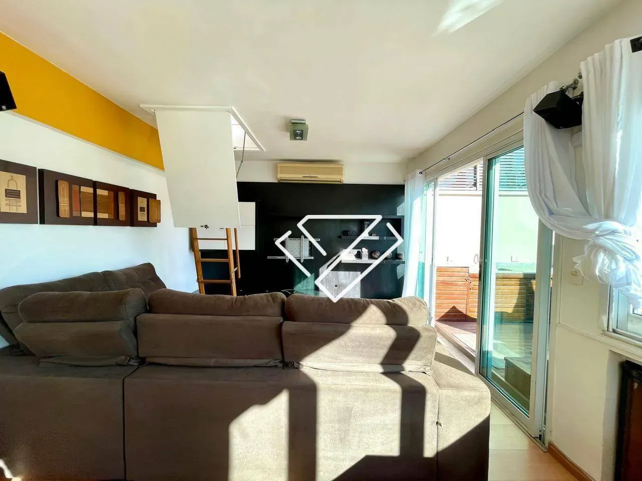 2-bedroom apartment with open-plan kitchen and balcony — photo 10