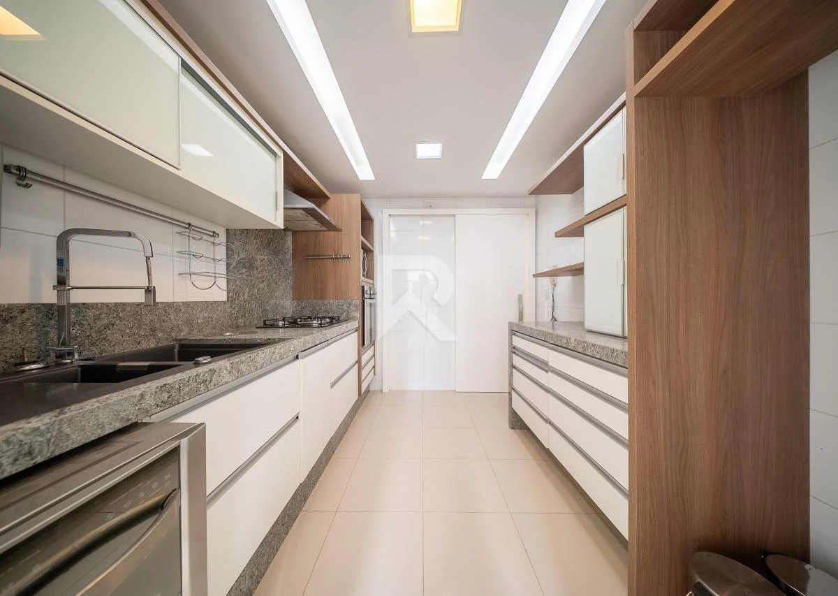 192 m² apartment with floor-to-ceiling windows and a bathtub — photo 23