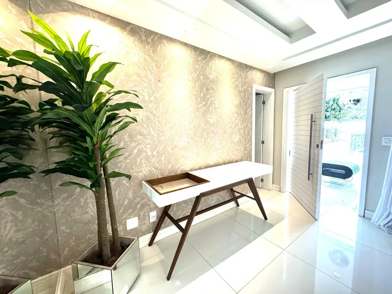 Furnished house with 5 bedrooms and open-plan kitchen — photo 36