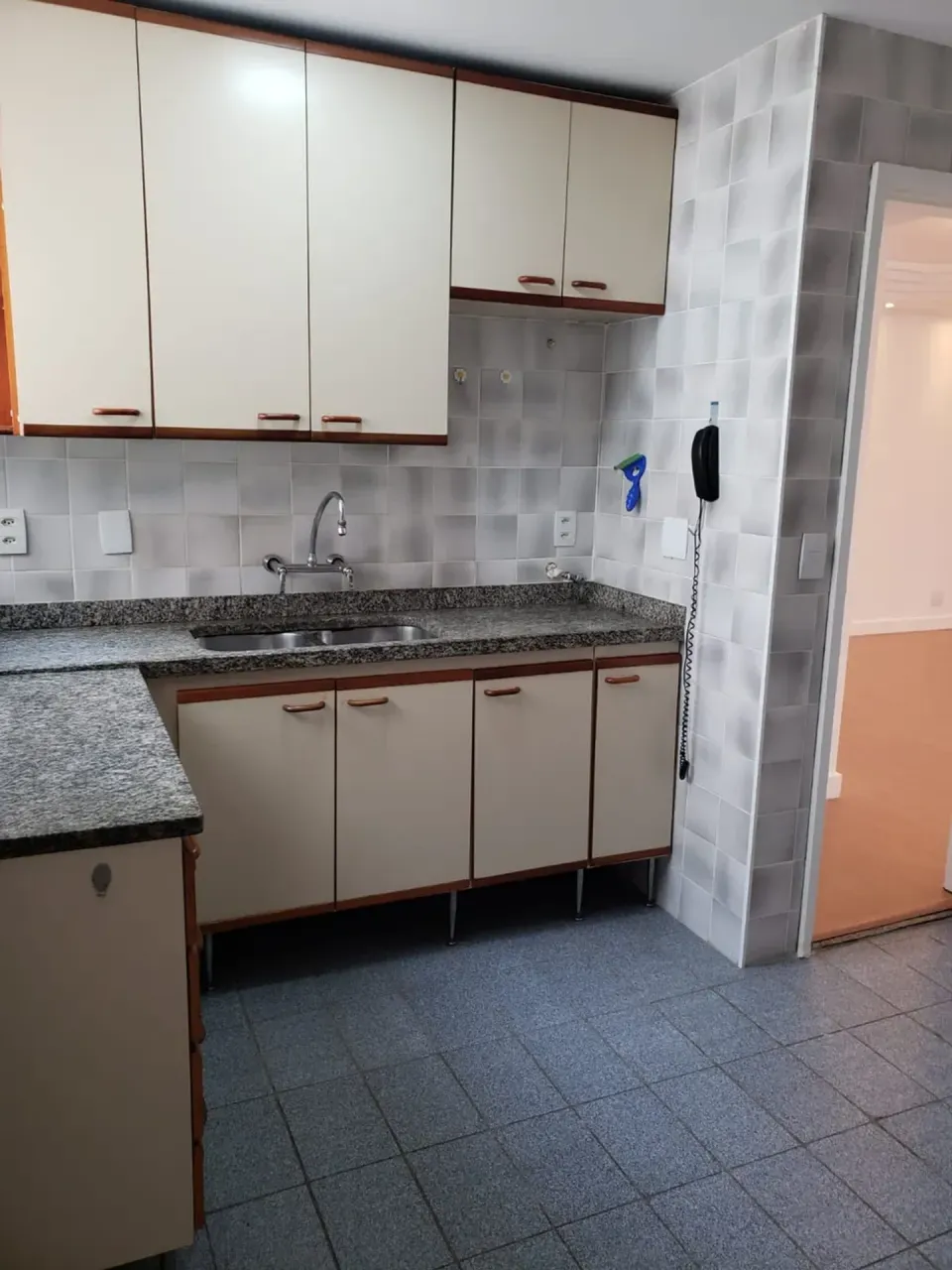 Квартира з 3 спальнями та дерев'яною підлогою або ламінатом — photo 2