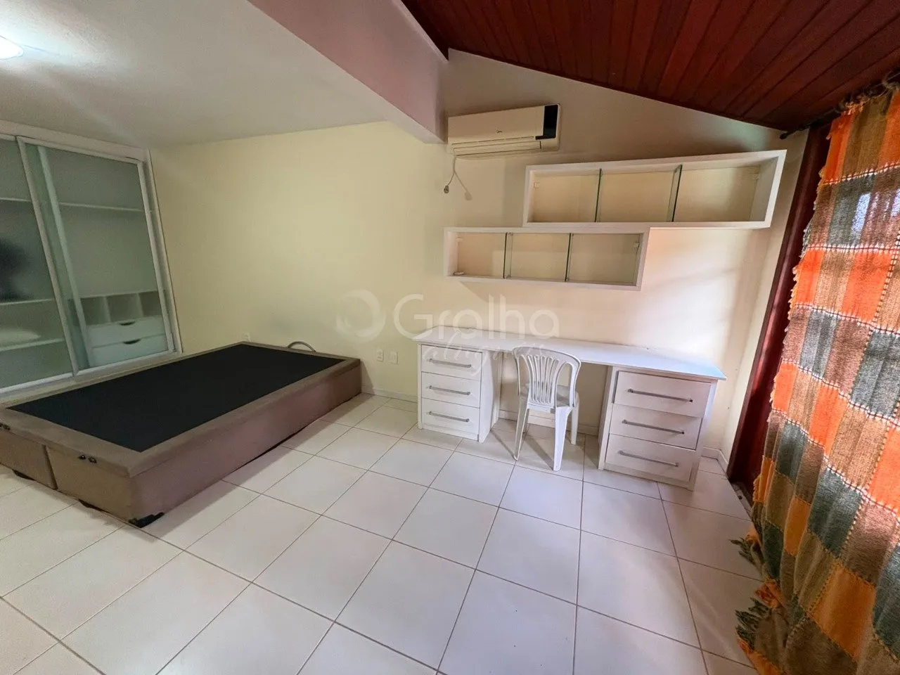 House with 3 en-suite bedrooms 435 m² and private garden — photo 25