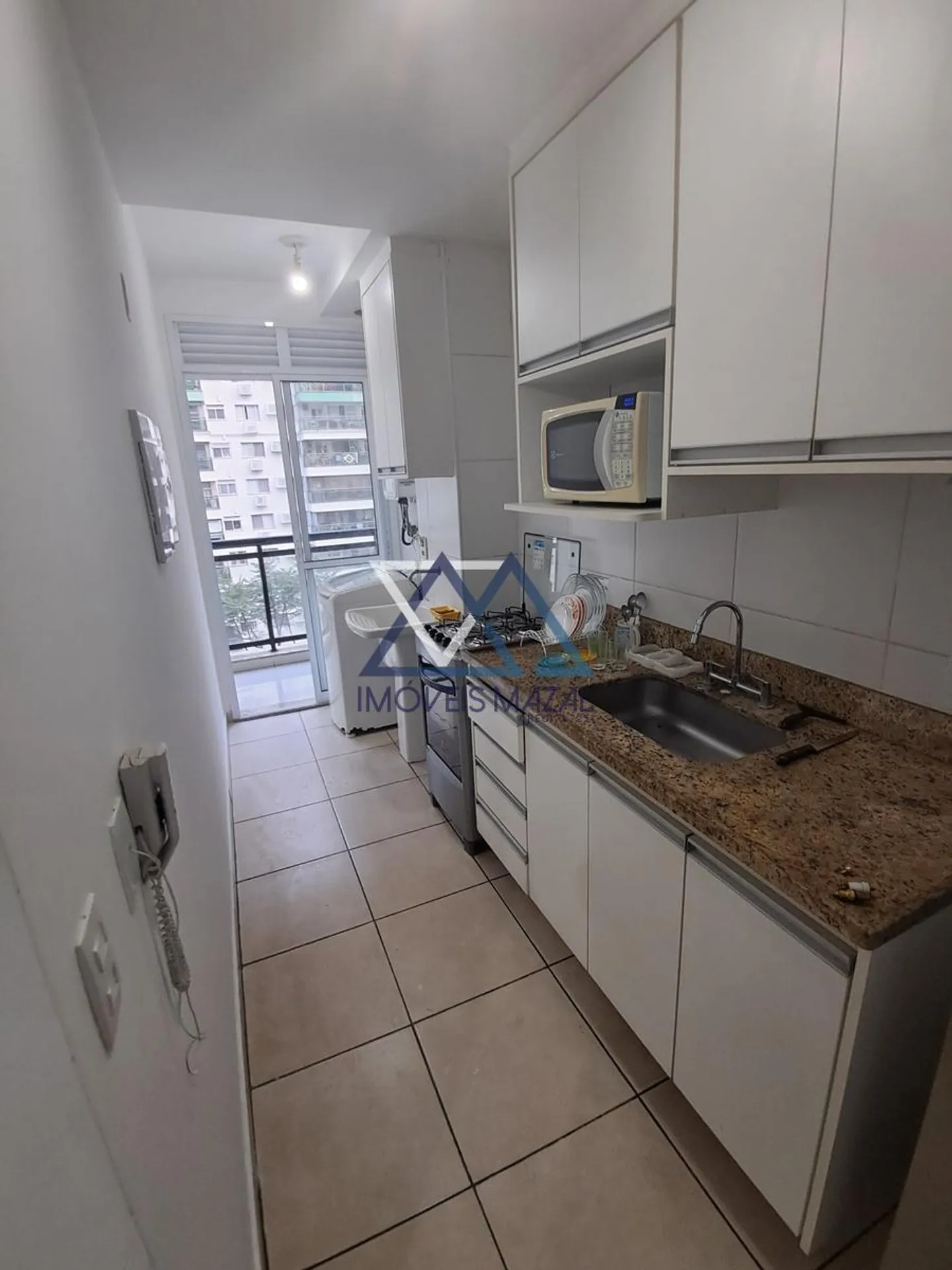 Квартира 70 м² с застеклённым балконом и камином — photo 11