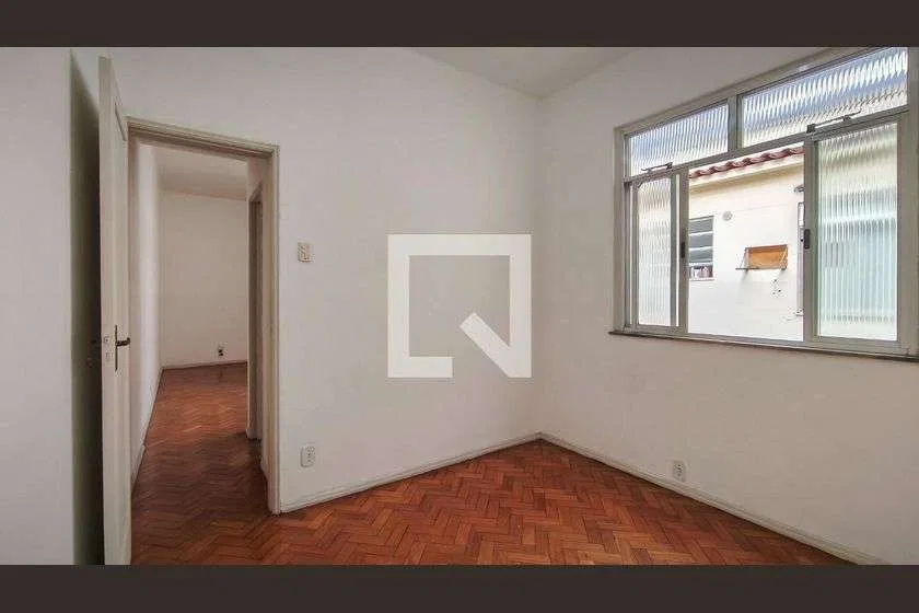 One-bedroom apartment with wood or laminate floors — photo 10