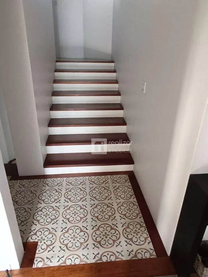 Casa con 4 dormitorios en suite y ventanales del suelo al techo — photo 19