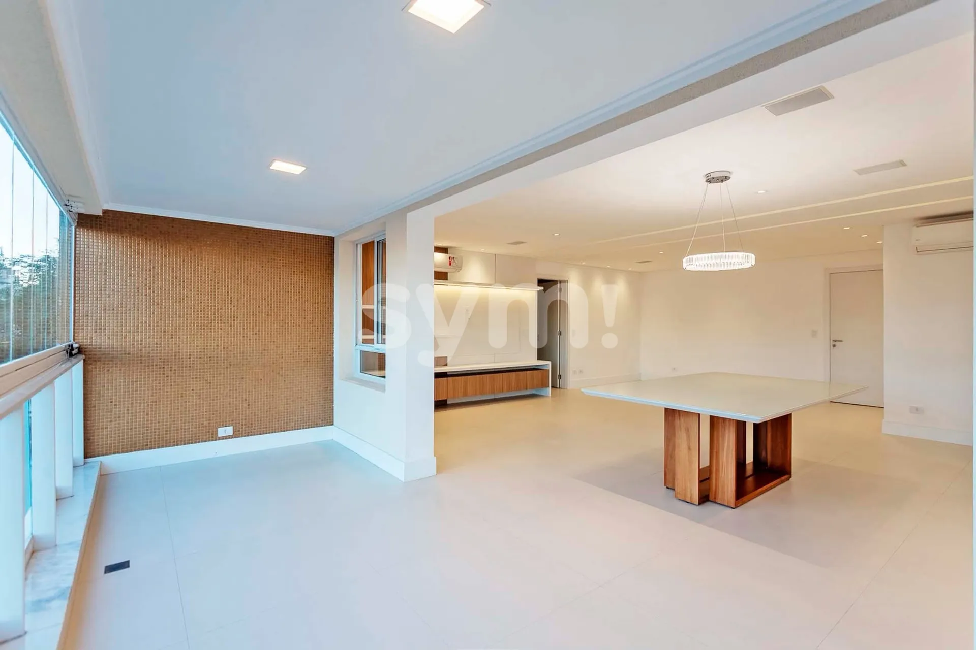256 m² apartment with 3 en-suite bedrooms and enclosed balcony — photo 2