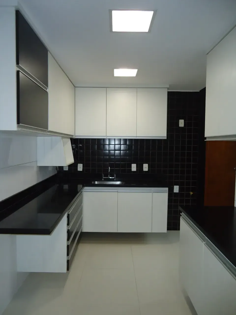 Wood or laminate floors in a 3-bedroom apartment, 107 m² — photo 2