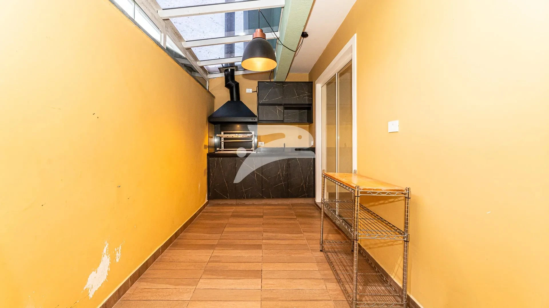 Balcony with a grill in a 3-bedroom house, 168 m² — photo 26
