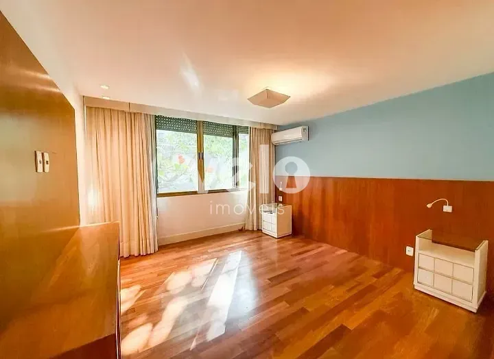 260 m² apartment with 3 bedrooms and 4 bathrooms — photo 13