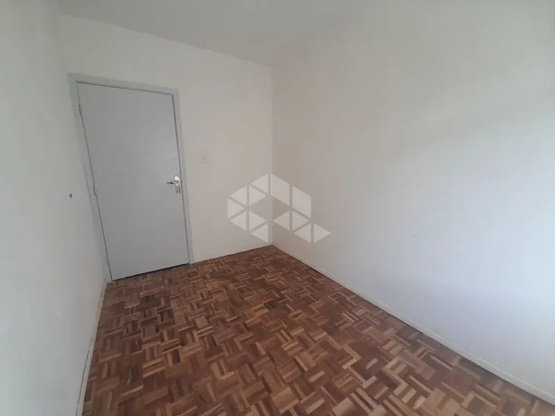2-bedroom apartment with wood or laminate floors — photo 3