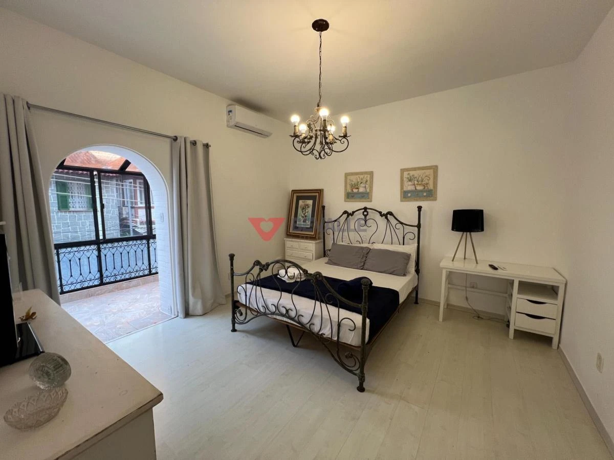 220 m² house with a washing machine and a home office — photo 11