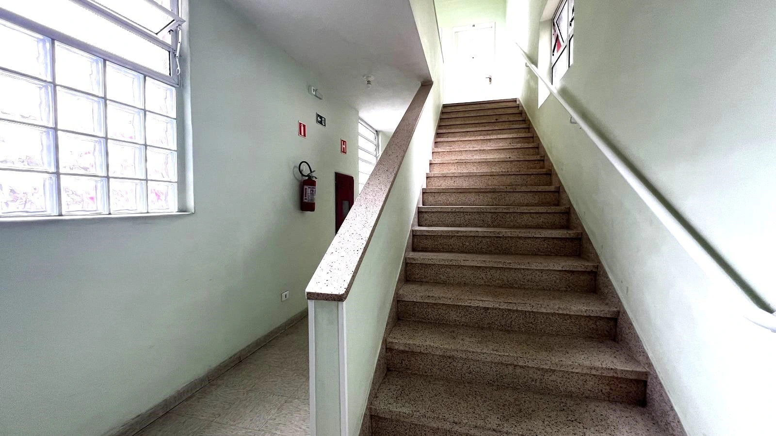 3-bedroom apartment with wood or laminate floors in Curitiba — photo 25