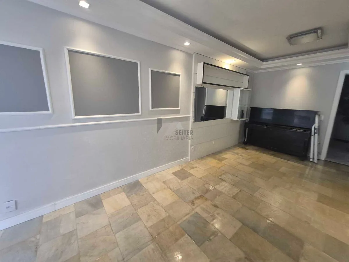 3-bedroom apartment with a glass-enclosed balcony — photo 18