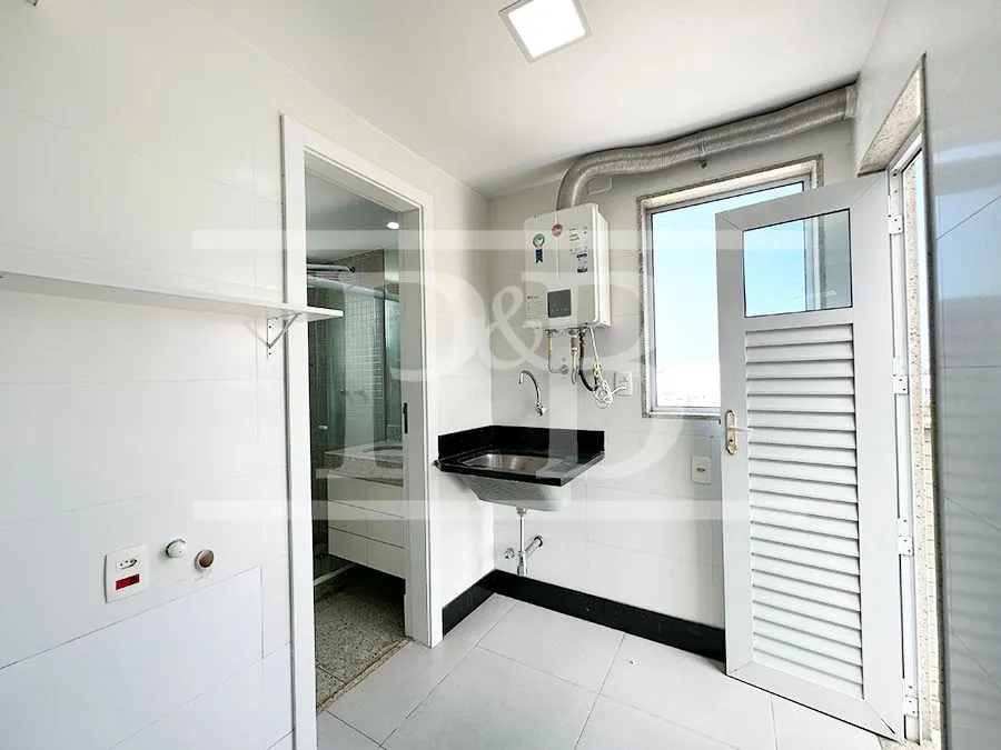 4-bedroom apartment with an enclosed glass balcony — photo 37