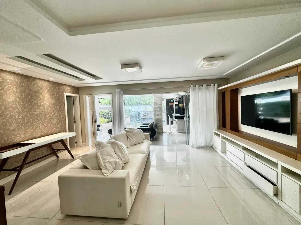 Furnished house with 5 bedrooms and open-plan kitchen — photo 37