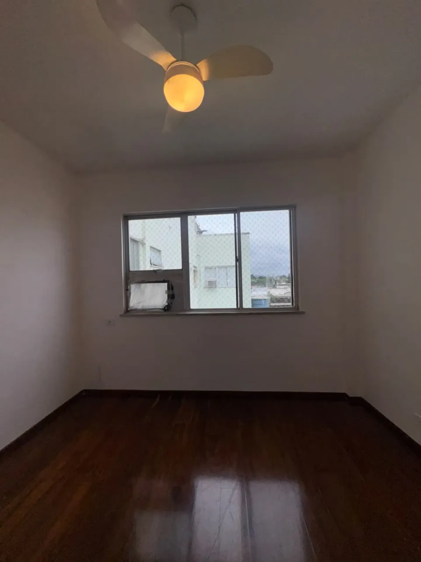 Apartamento de 2 quartos com piso de madeira ou laminado
