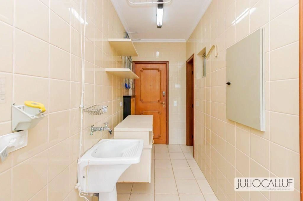 Застеклённый балкон и 3 спальни: квартира 151 м² — photo 34