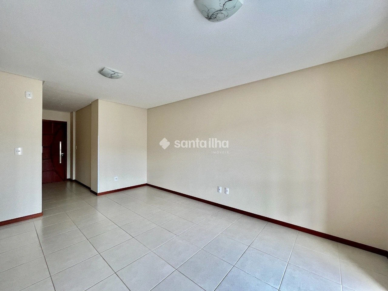 Balcony with a grill in a 2-bedroom apartment, 73 m² — photo 6