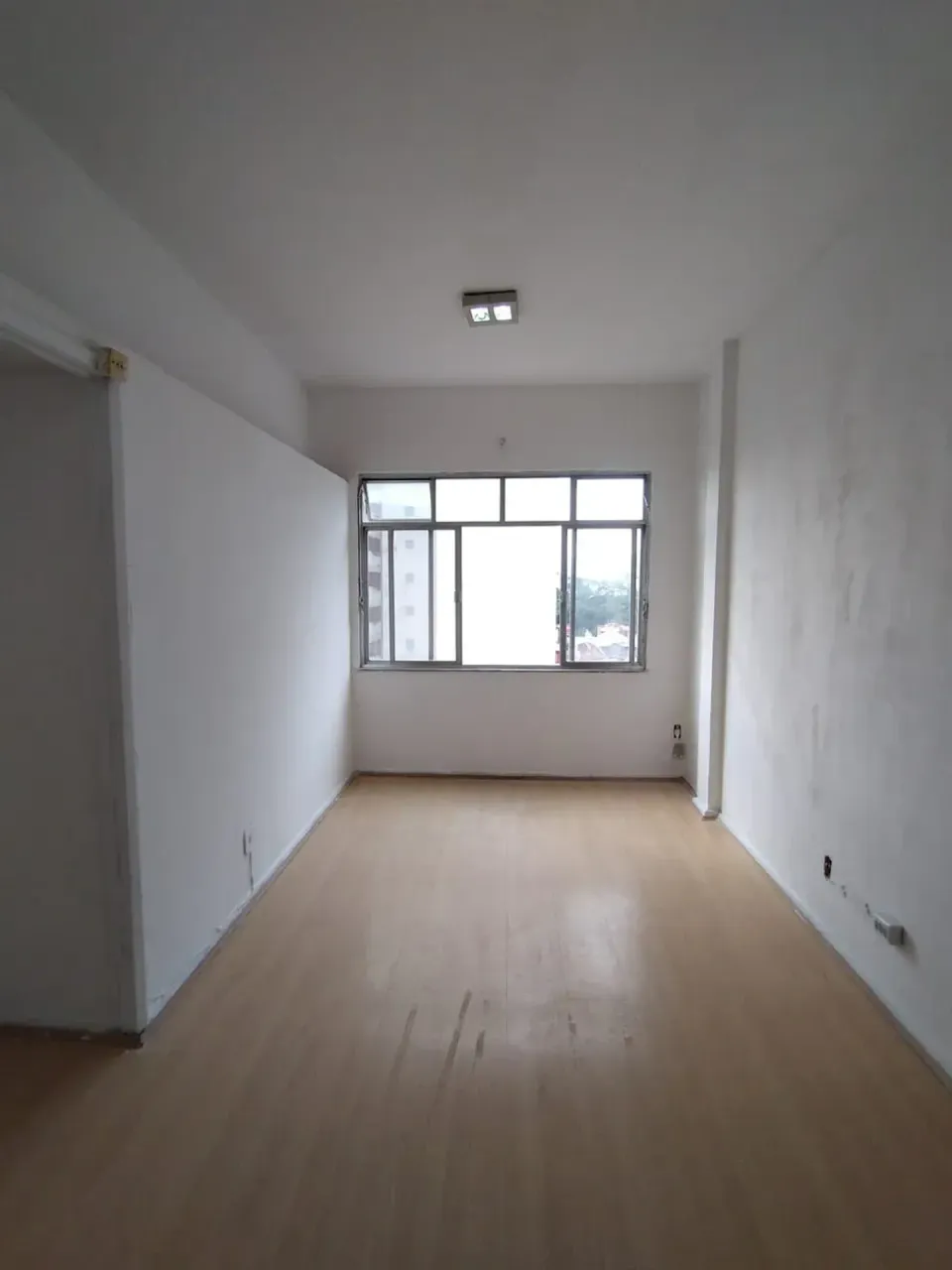 Unfurnished studio with 1 bedroom and wood floors — photo 3
